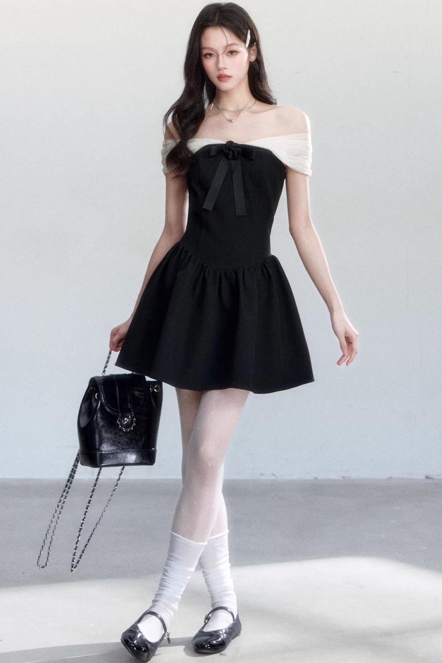 Vestido con hombros descubiertos en colores contrastantes