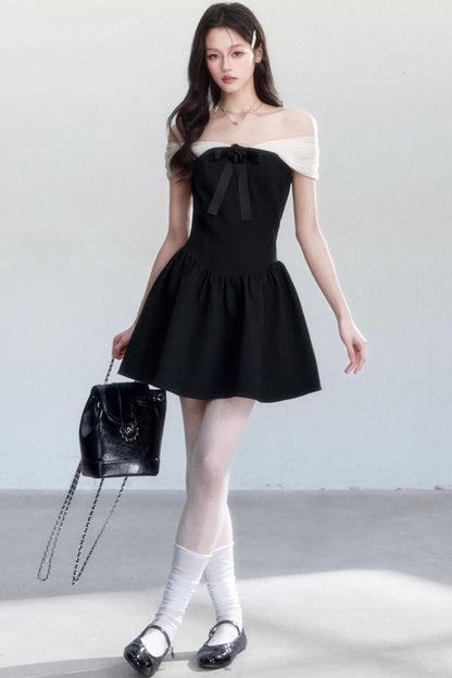 Vestido con hombros descubiertos en colores contrastantes