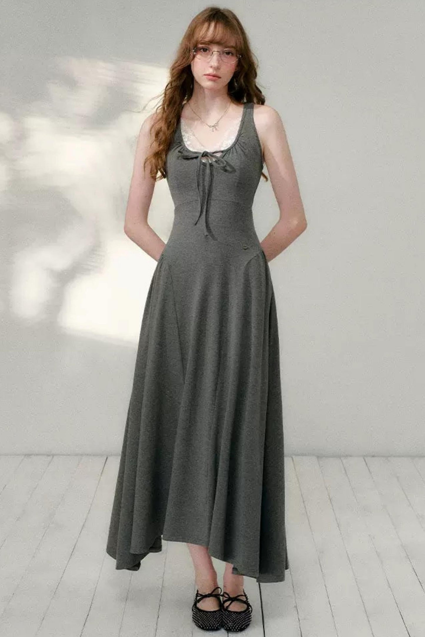Vestido línea A irregular con escote en U en gris