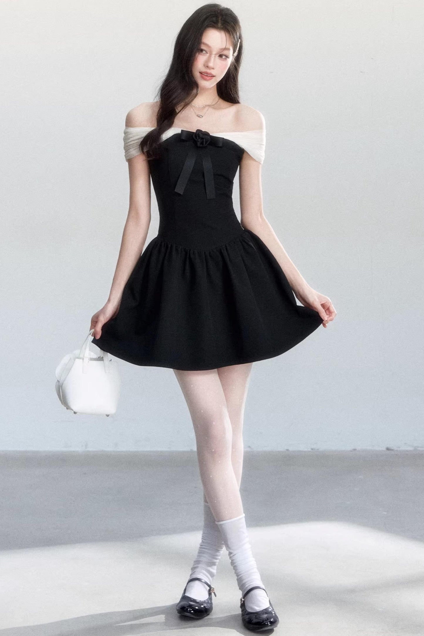 Vestido con hombros descubiertos en colores contrastantes