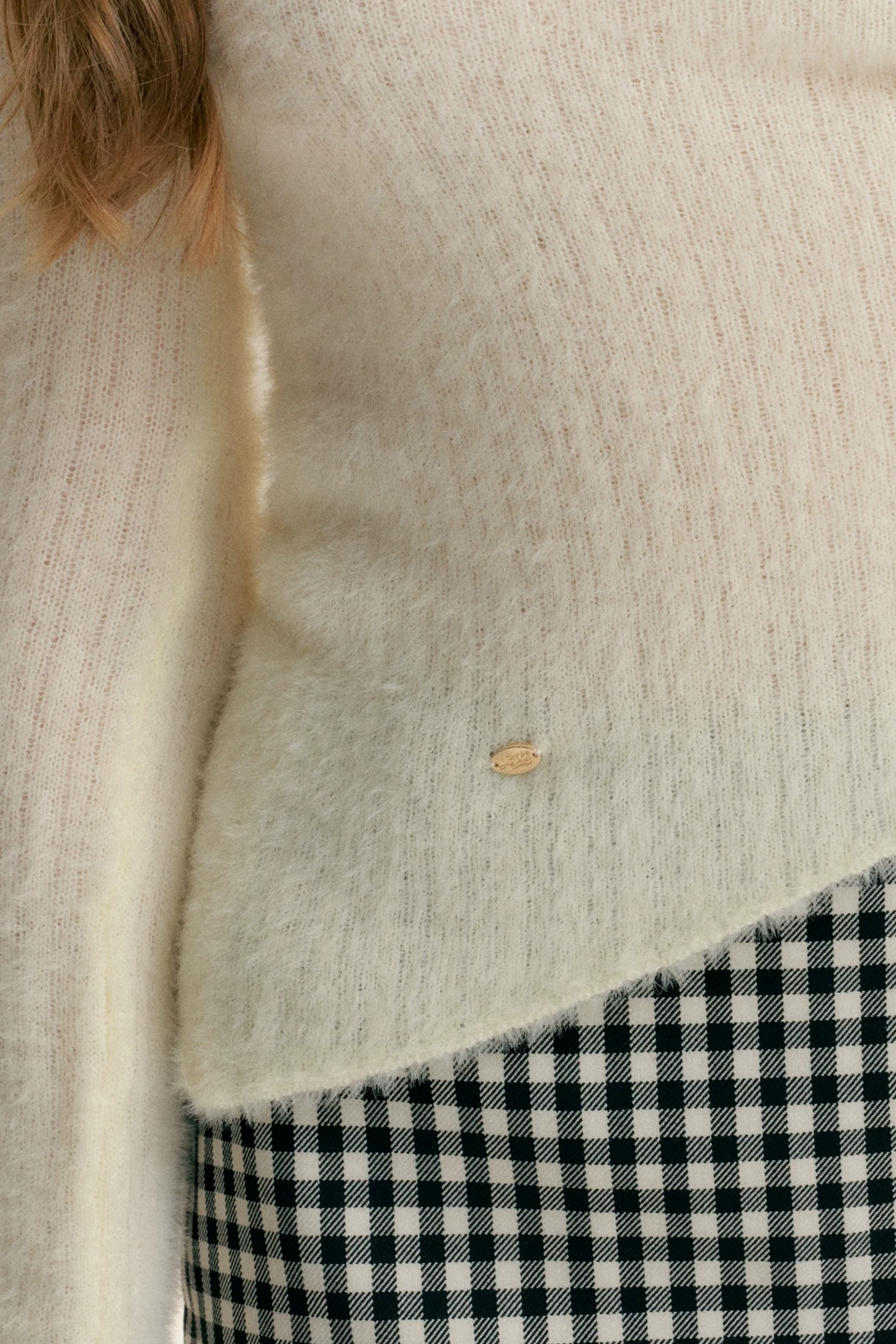Pull épaules dénudées avec nœud asymétrique
