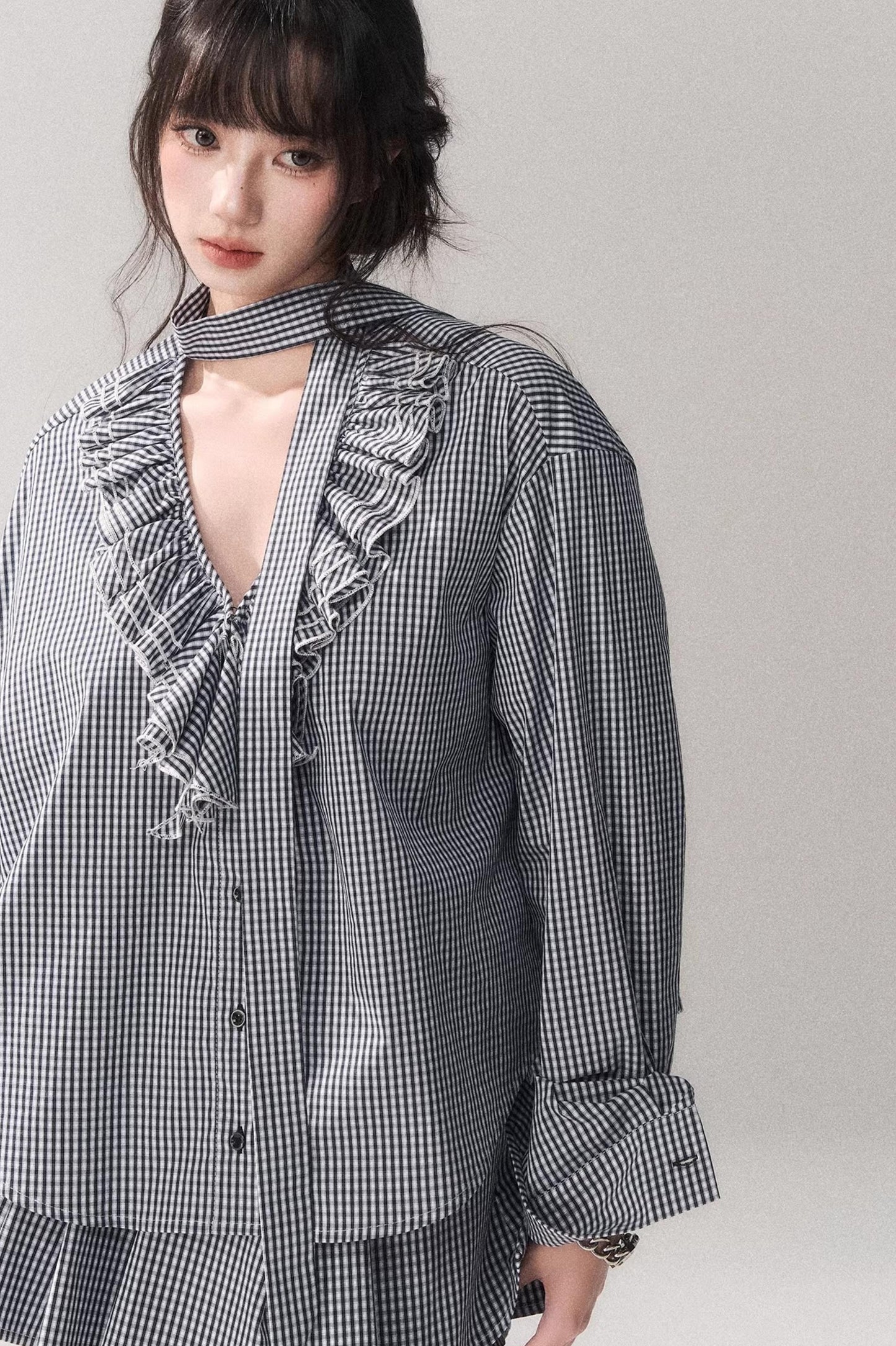 Ensemble chemise à carreaux bleus et dentelle