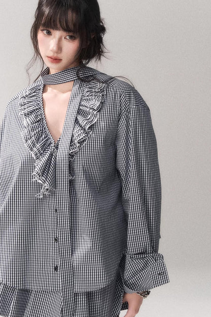 Ensemble chemise à carreaux bleus et dentelle