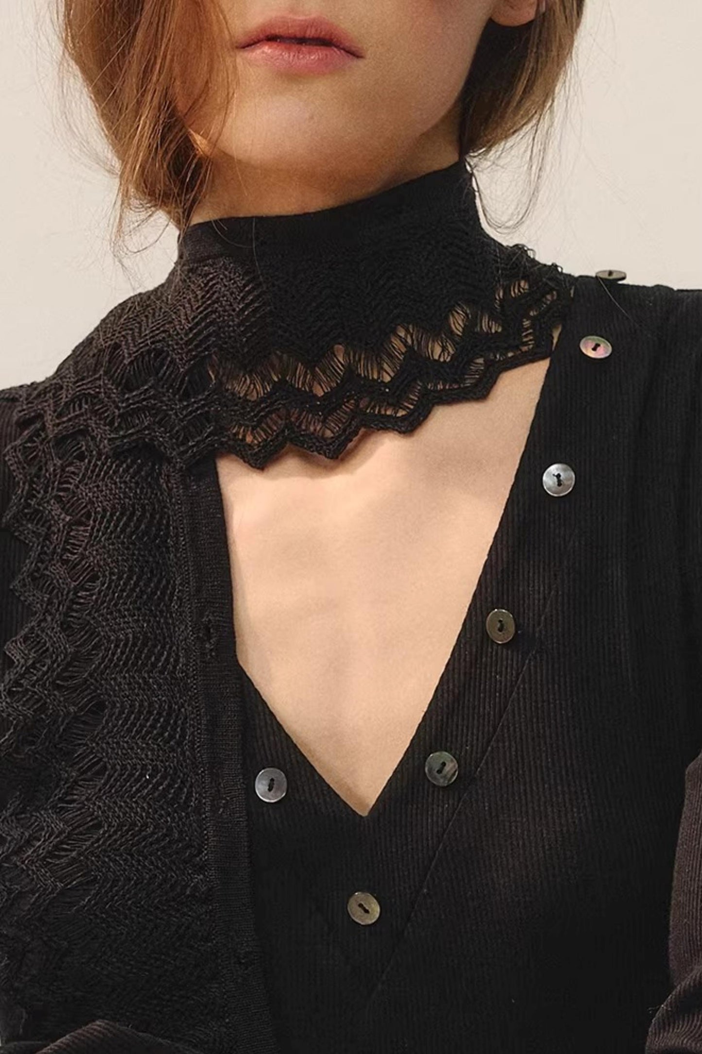 Spitzenkleid mit Schlitz