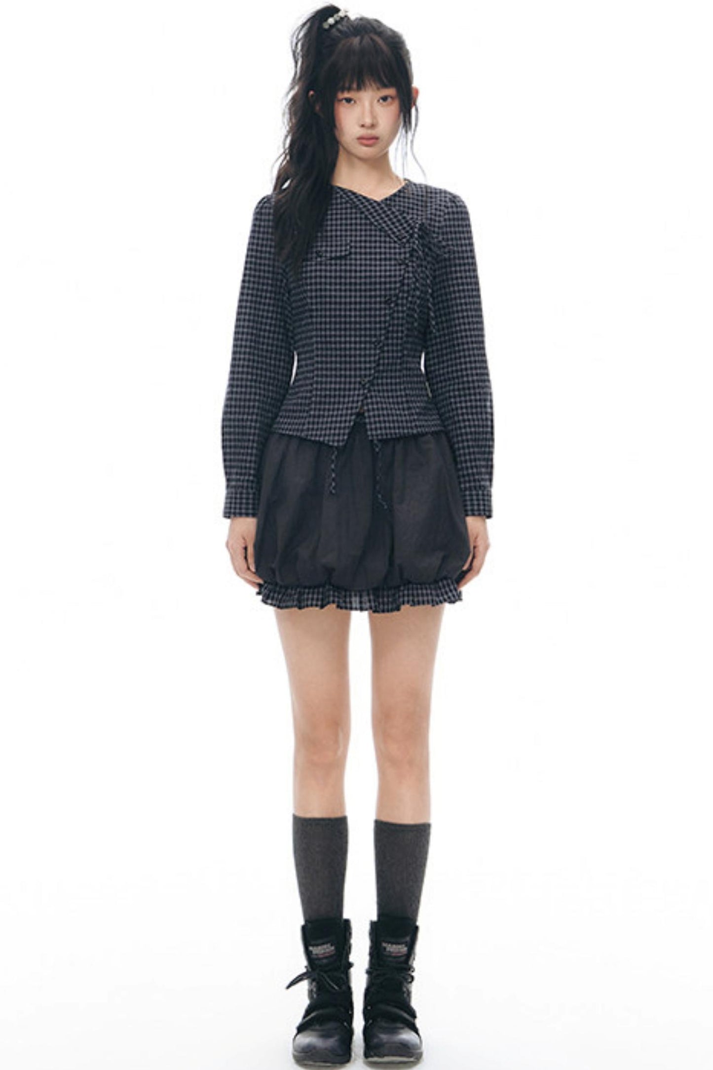 Anordnung aus diagonal kariertem Hemd und Blumenrock