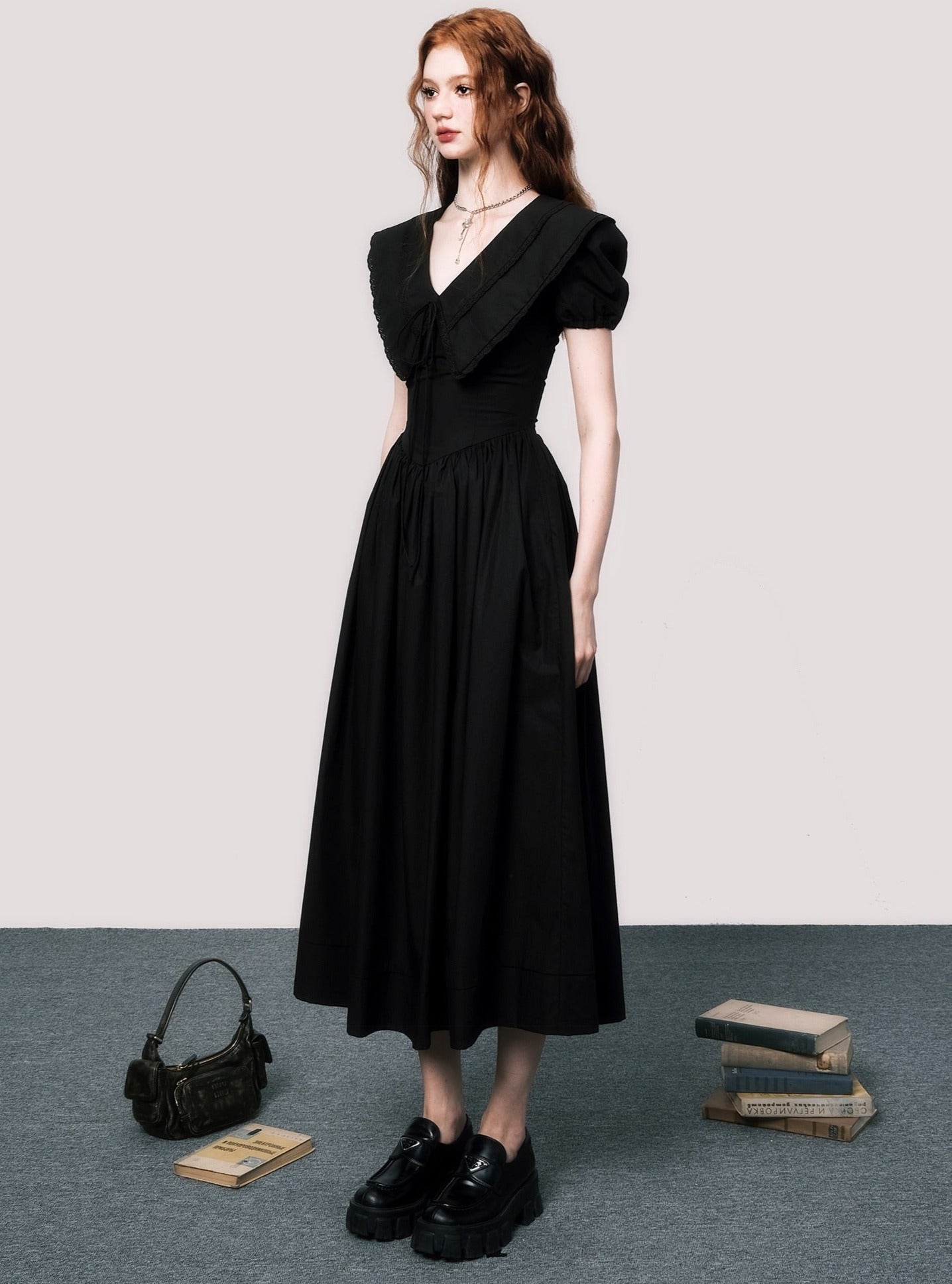 V-Neck-Puffärmel schwarzes Kleid