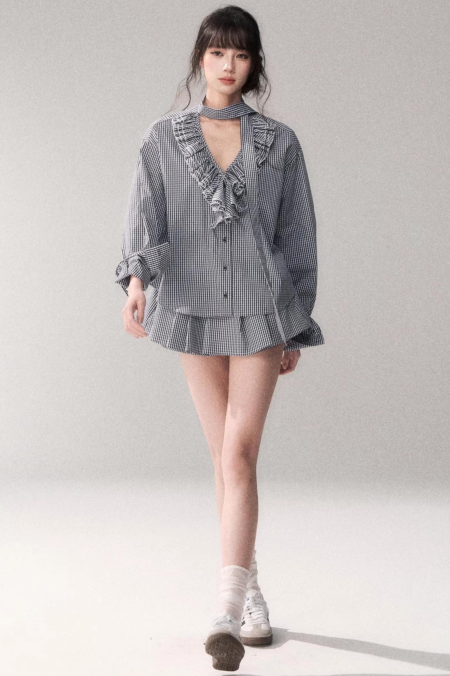 Ensemble chemise à carreaux bleus et dentelle