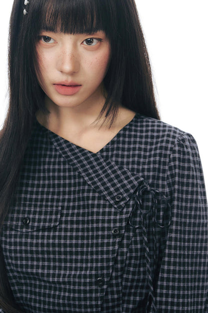 Anordnung aus diagonal kariertem Hemd und Blumenrock