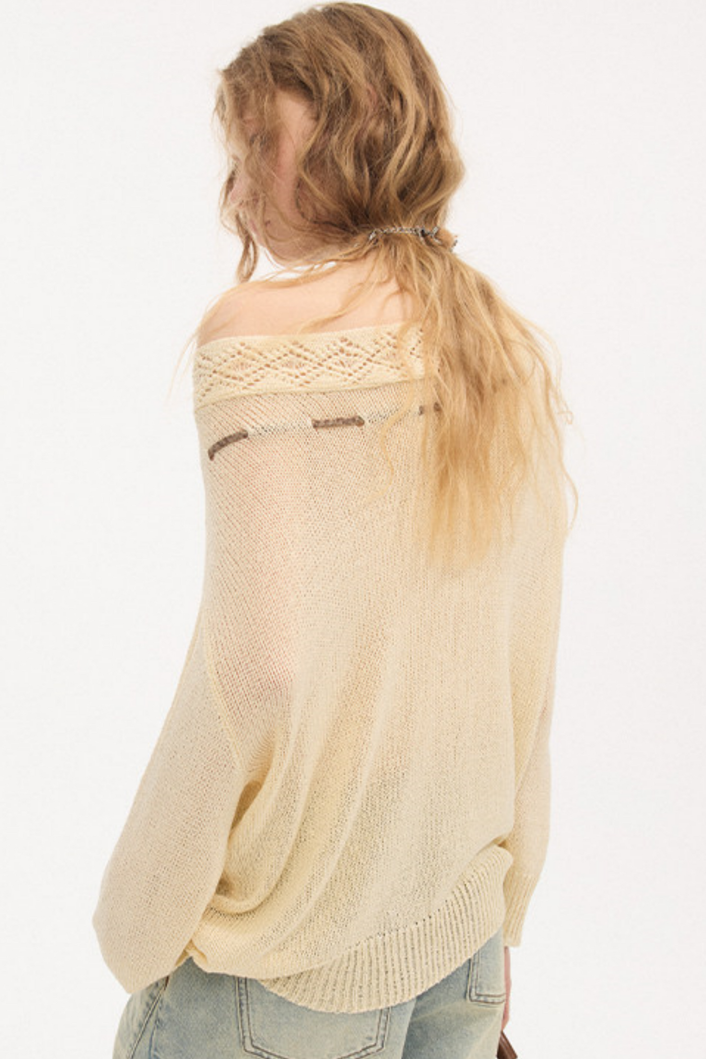 비대칭 오프숄더 니트 스웨터