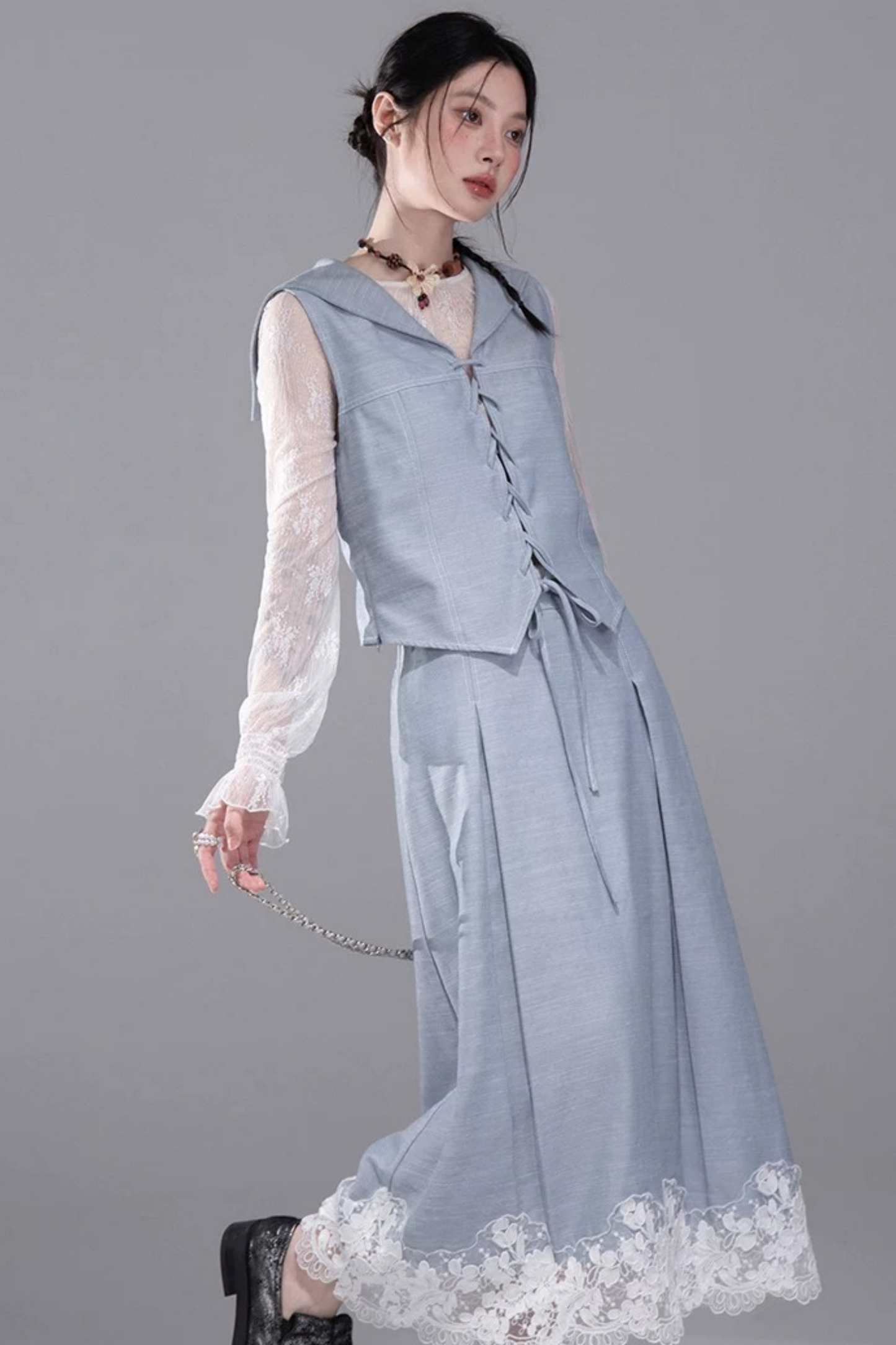 Set con gilet in pizzo color block