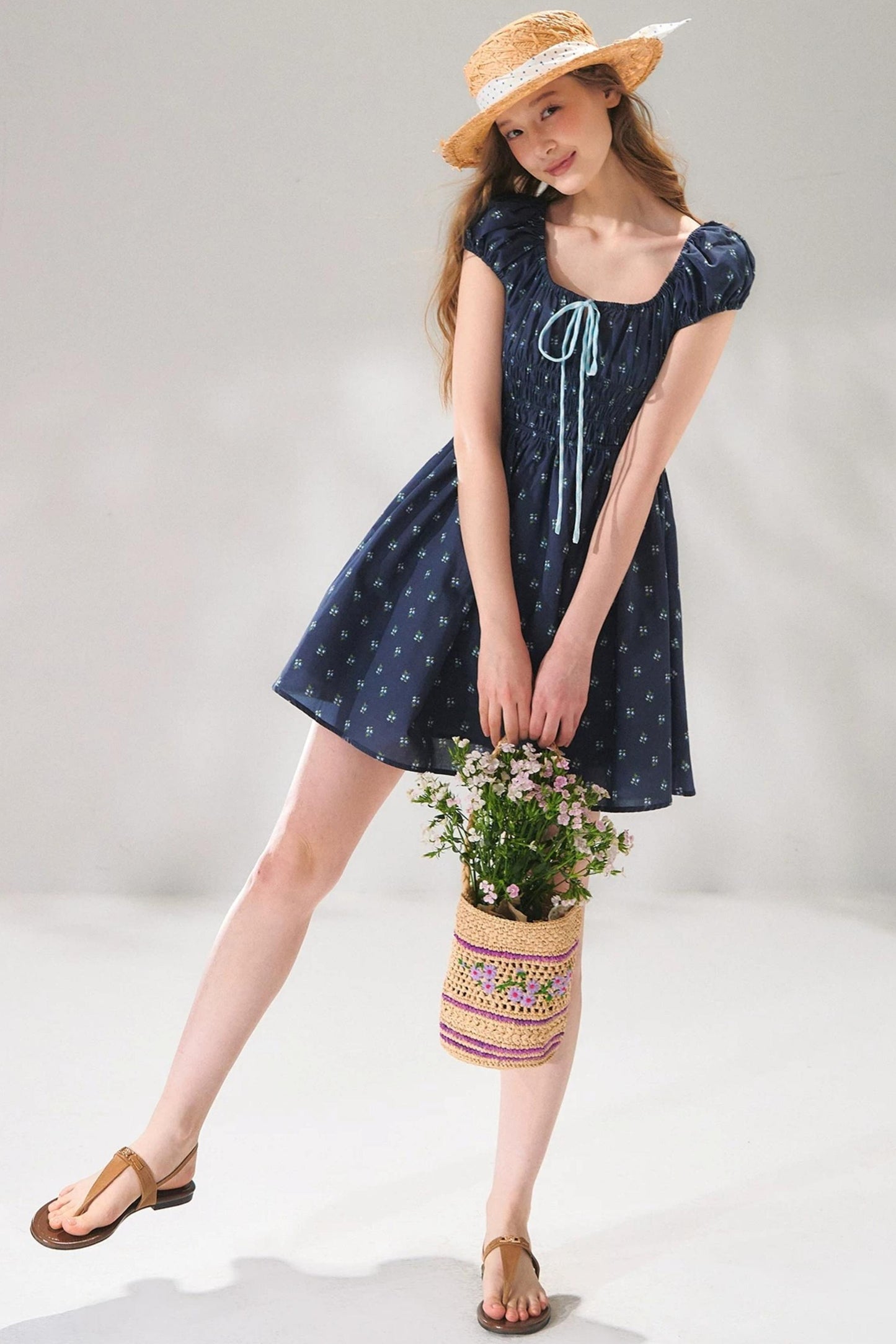 Abito floreale blu navy con lacci