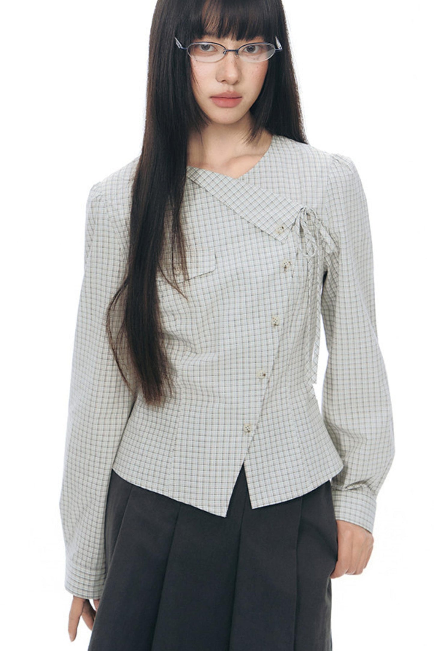 Anordnung aus diagonal kariertem Hemd und Blumenrock