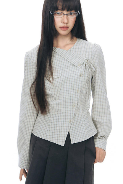 Anordnung aus diagonal kariertem Hemd und Blumenrock