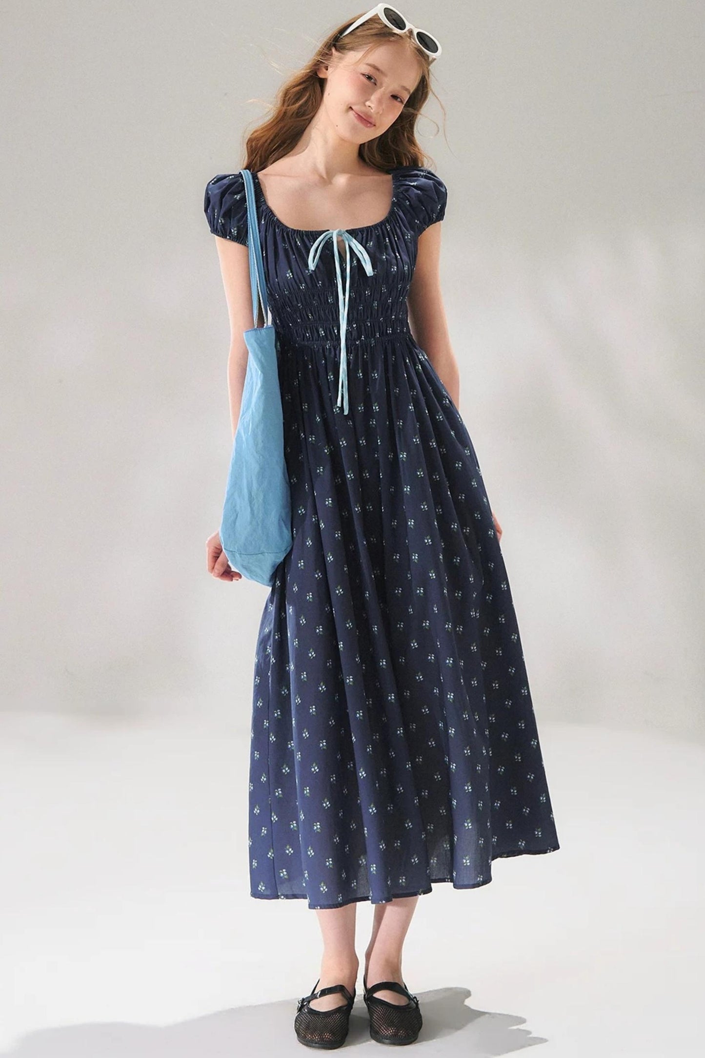 Abito floreale blu navy con lacci