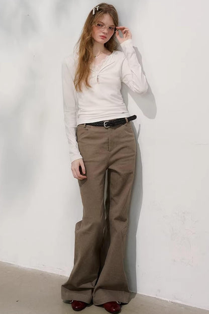 밤색 손으로 말아 올린 플레어 팬츠