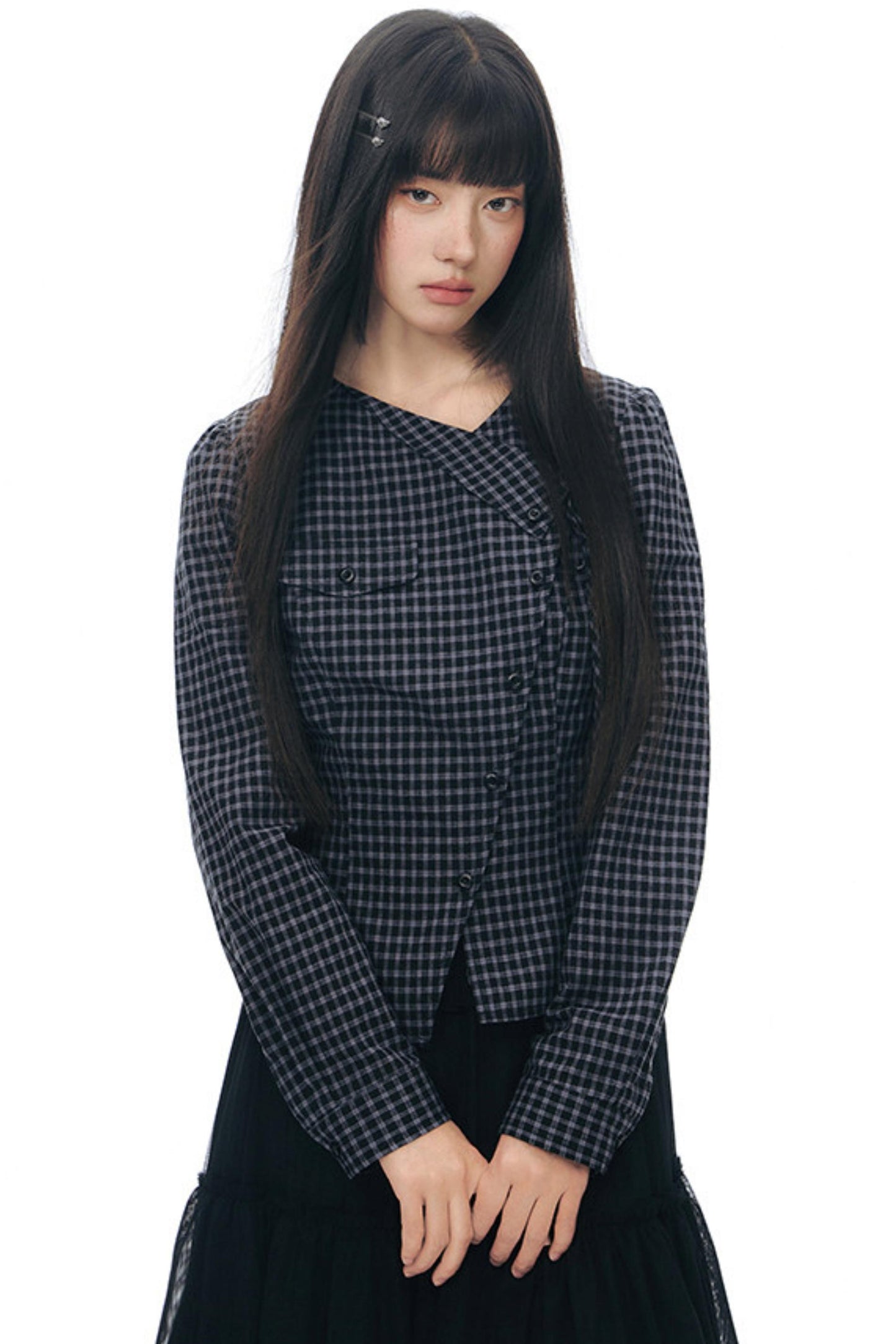 Anordnung aus diagonal kariertem Hemd und Blumenrock