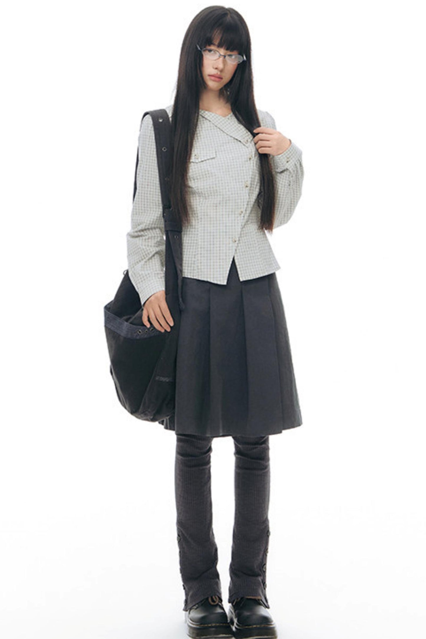 Anordnung aus diagonal kariertem Hemd und Blumenrock