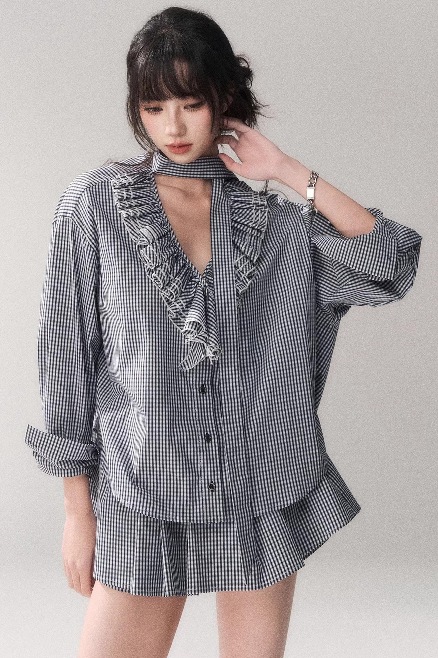 Ensemble chemise à carreaux bleus et dentelle