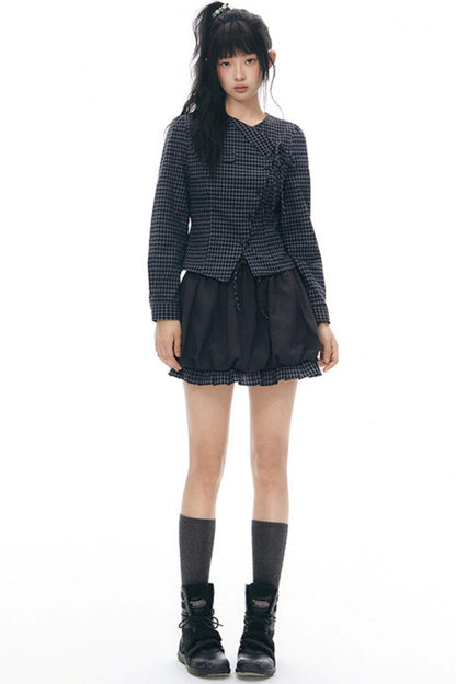 Anordnung aus diagonal kariertem Hemd und Blumenrock