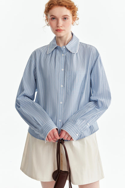 Chemise à col de poupée rayée bleue