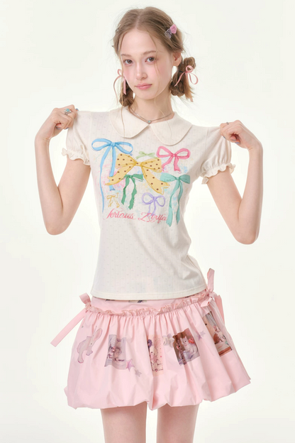 T-shirt bianca con maniche a sbuffo e stampa con fiocchi