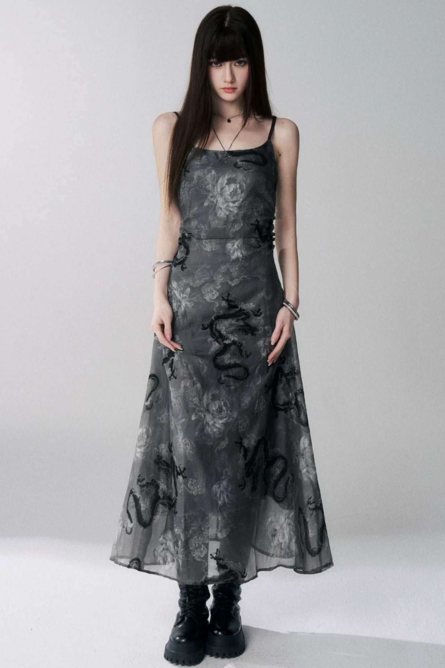 Trägerkleid mit Drachen- und Blumenmuster aus luftigem Feingewebe