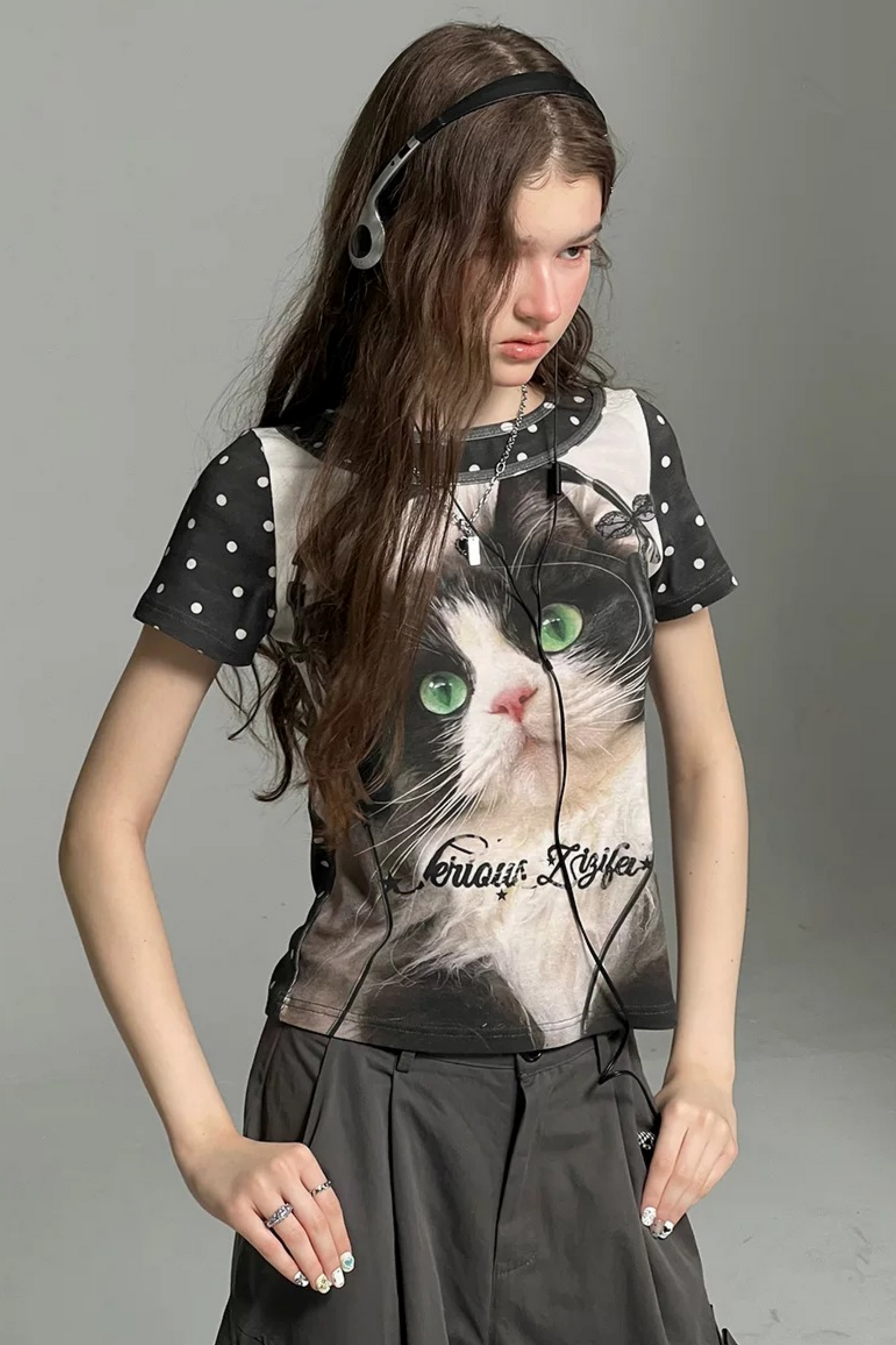 T-Shirt mit Katzenprint und Polka-Dots