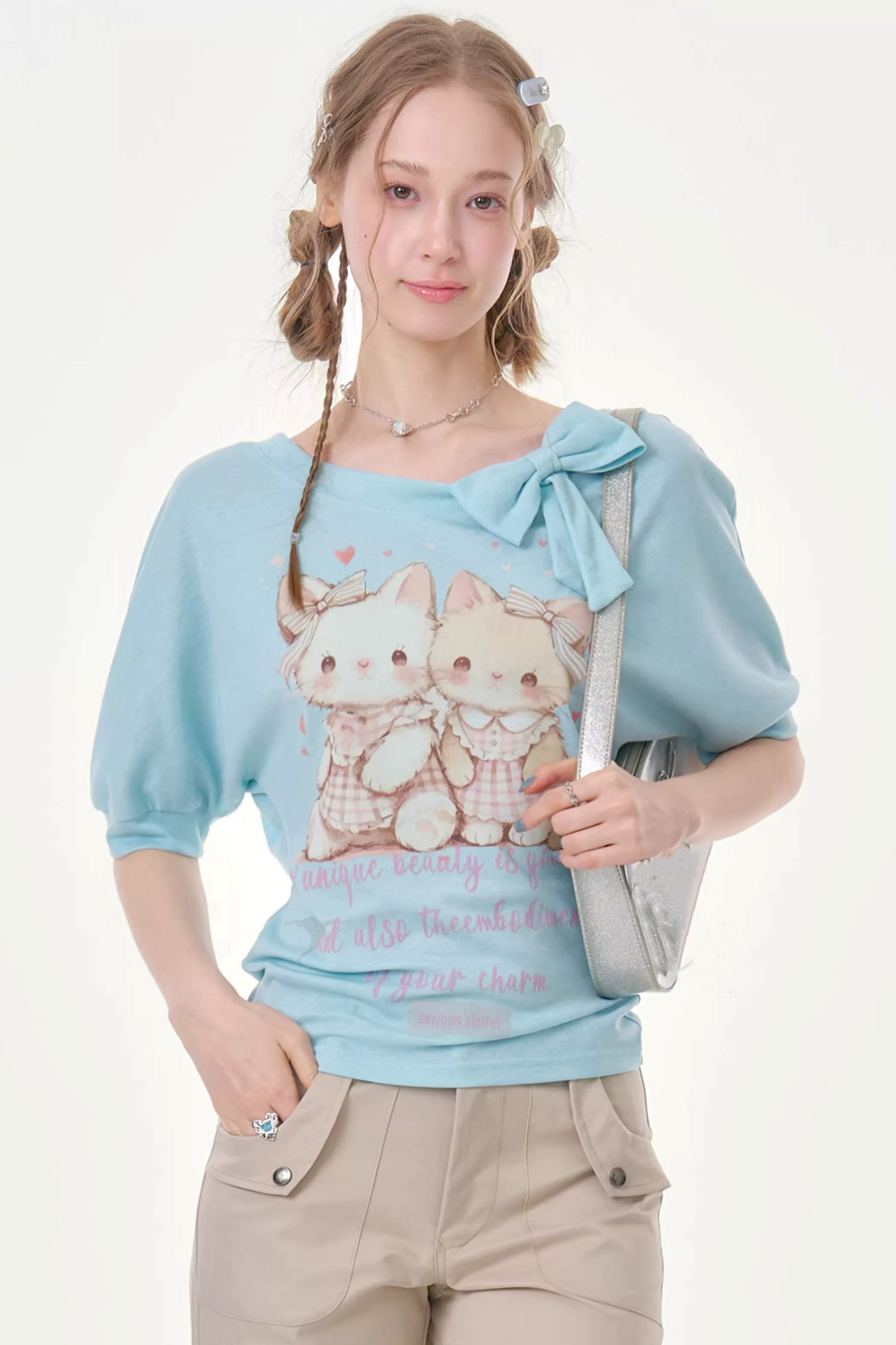Maglietta azzurro chiaro con stampa di gatti giocosi