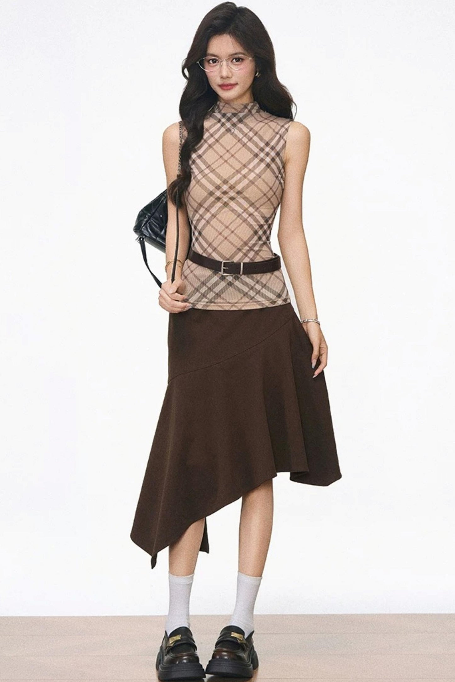Completo con gilet in rete a quadri e gonna midi