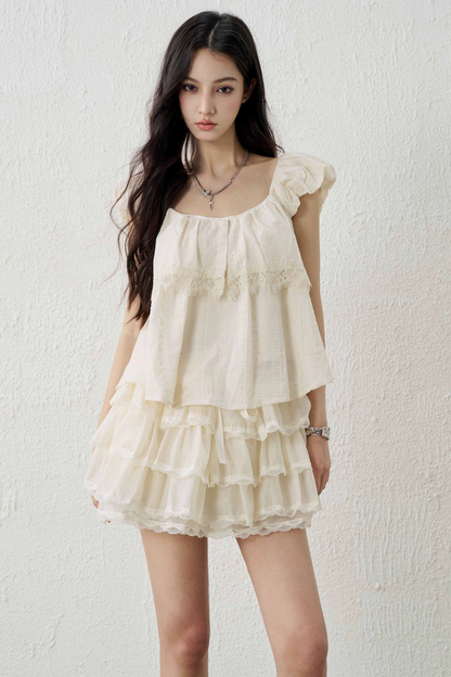 Top corto estilo babydoll con mangas con volantes