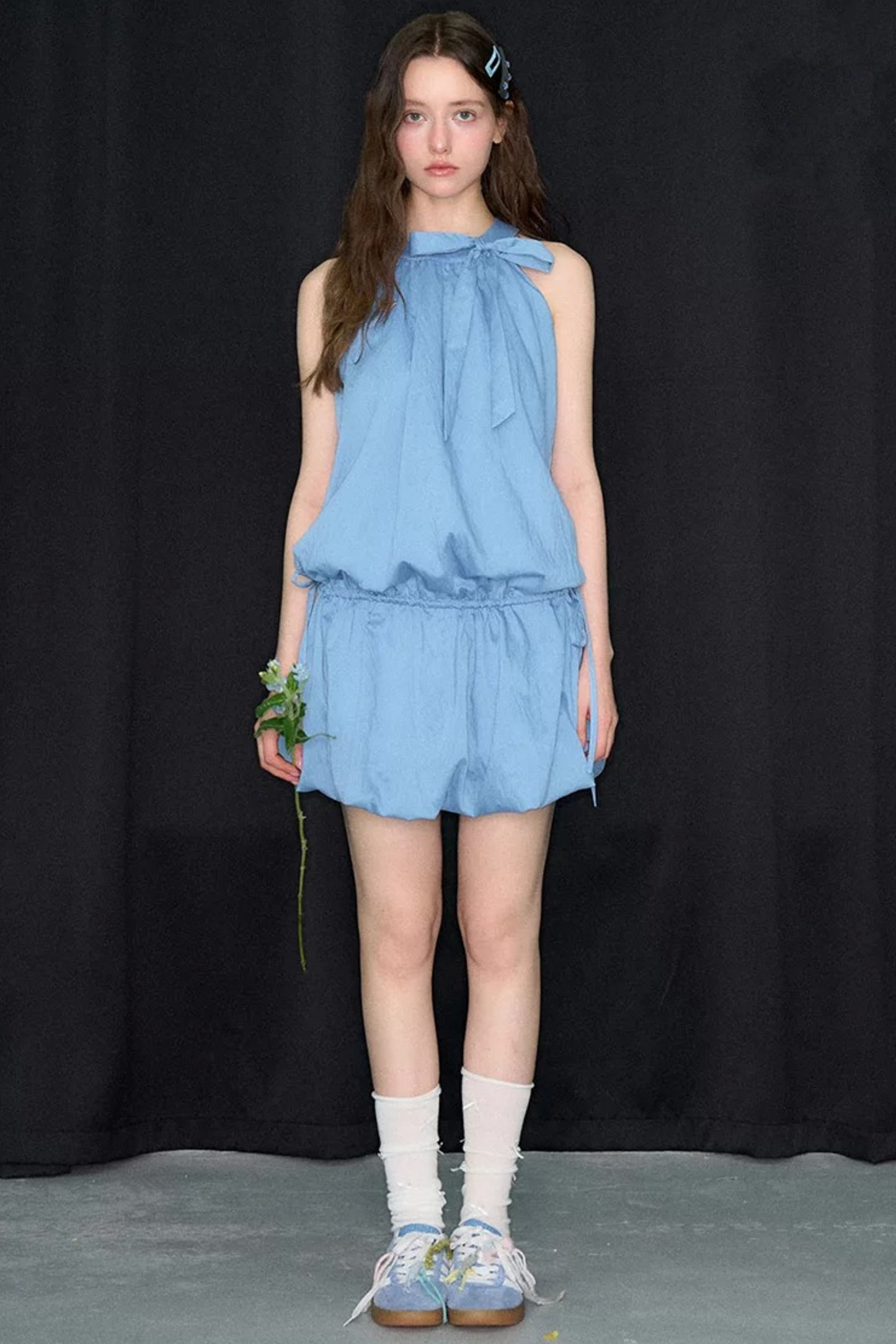 Blaues ärmelloses Kleid mit Neckholder und Schleife