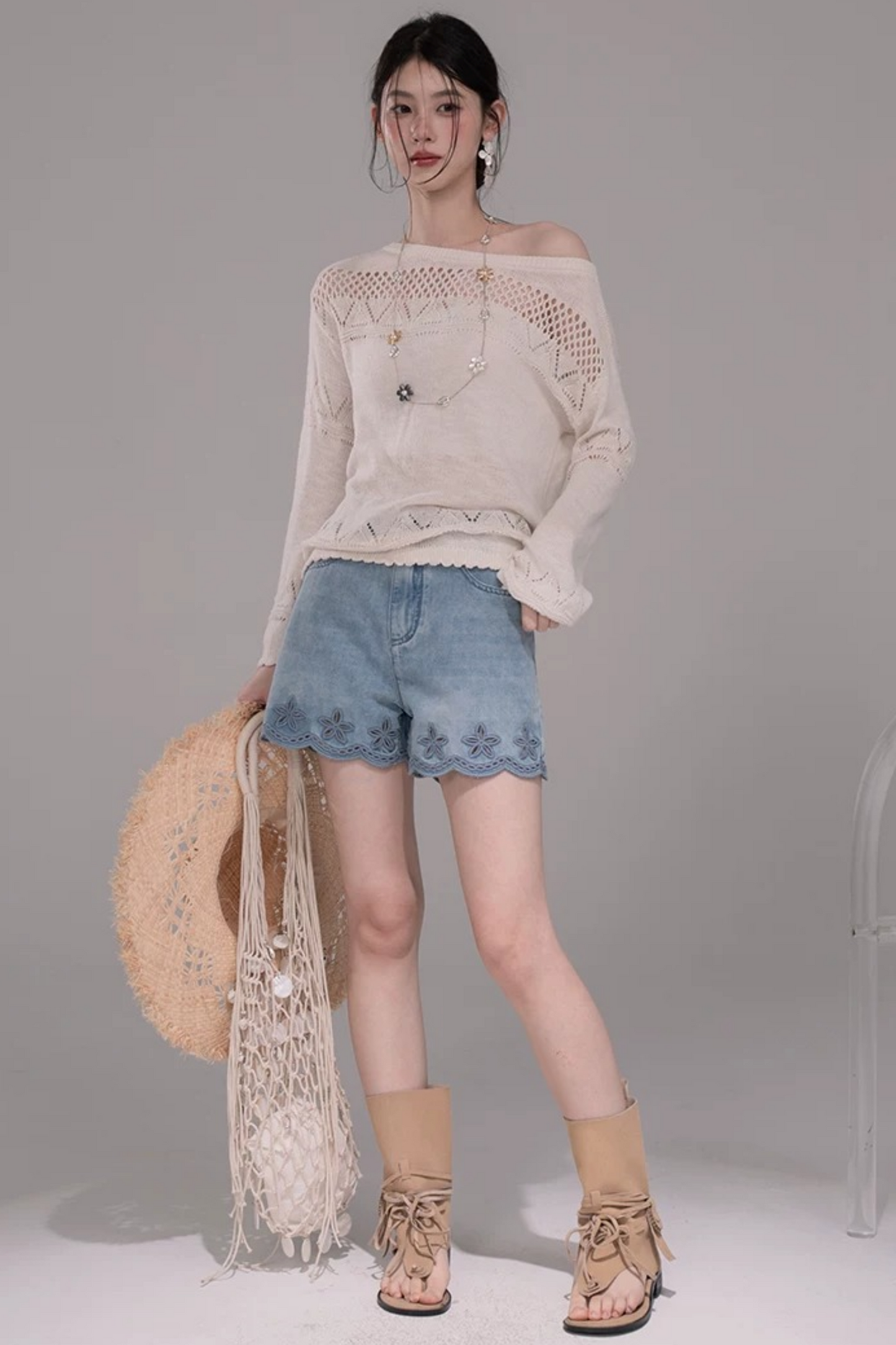 Pantaloni in denim lavato con ricamo laser
