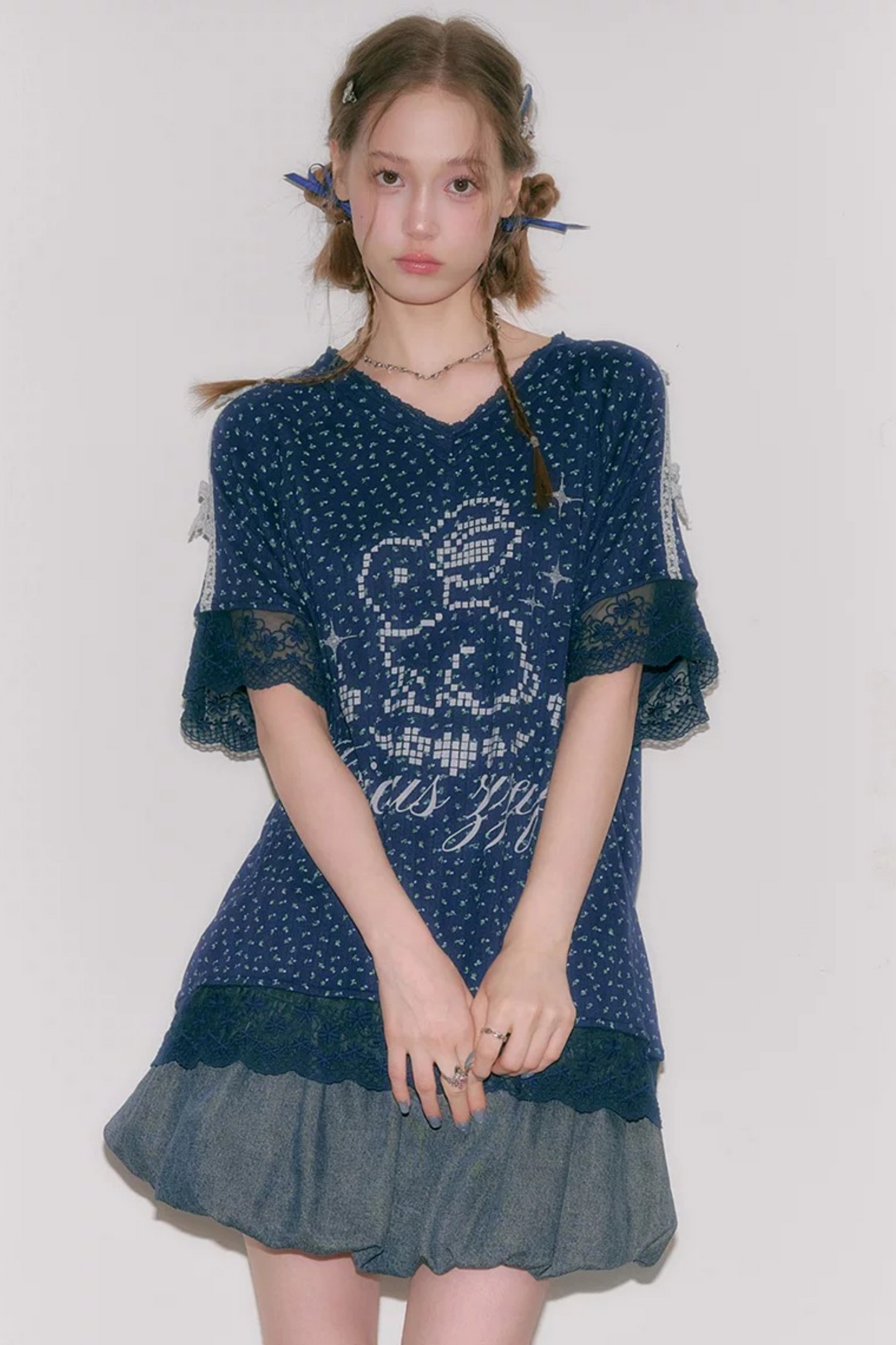 Tee-shirt bleu foncé en dentelle florale à col en V