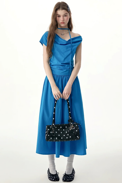 Blaues langes Kleid mit Wasserfallausschnitt