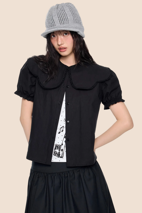 Blusa con cuello de encaje y mangas abullonadas