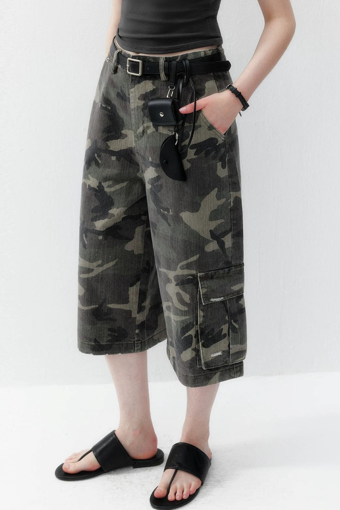 Camouflage-Denimhose mit weitem Bein