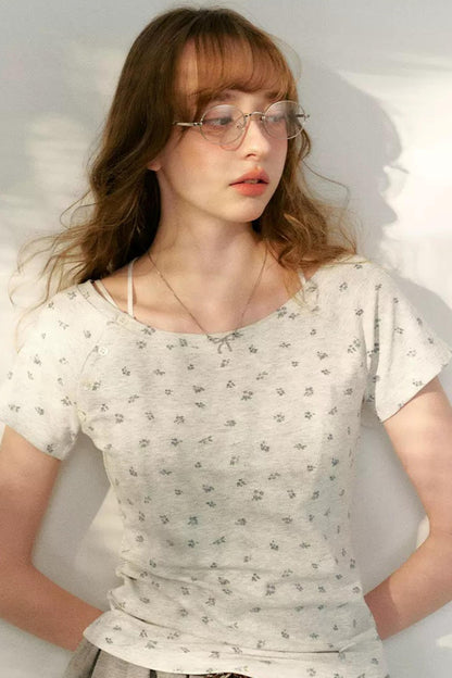 T-shirt con Scollo Asimmetrico e Stampa Floreale