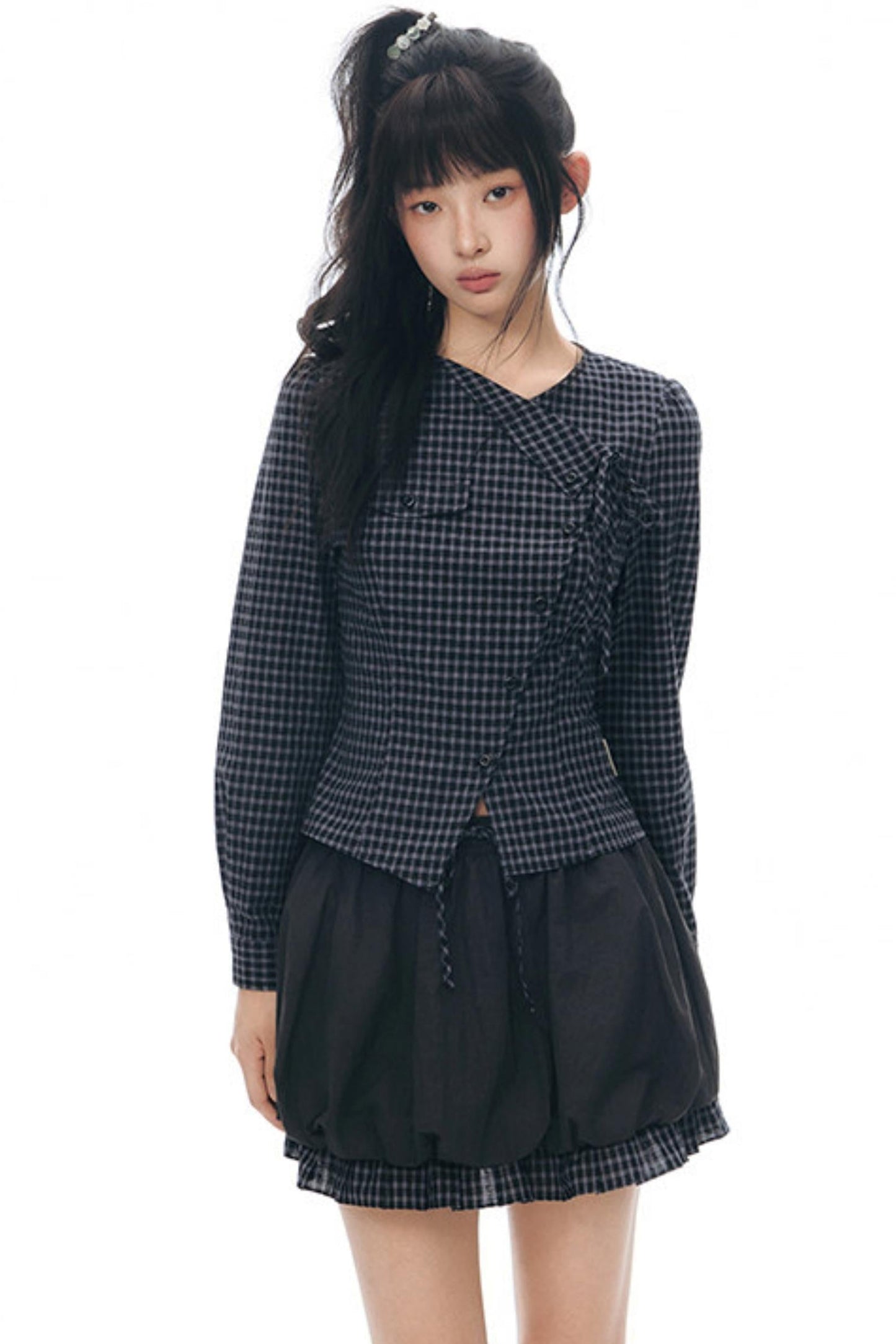 Anordnung aus diagonal kariertem Hemd und Blumenrock