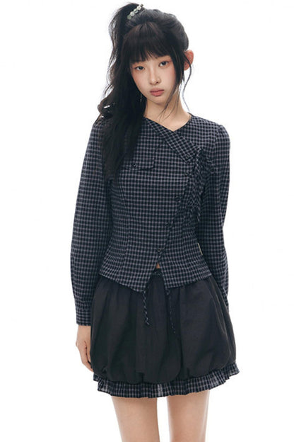 Anordnung aus diagonal kariertem Hemd und Blumenrock