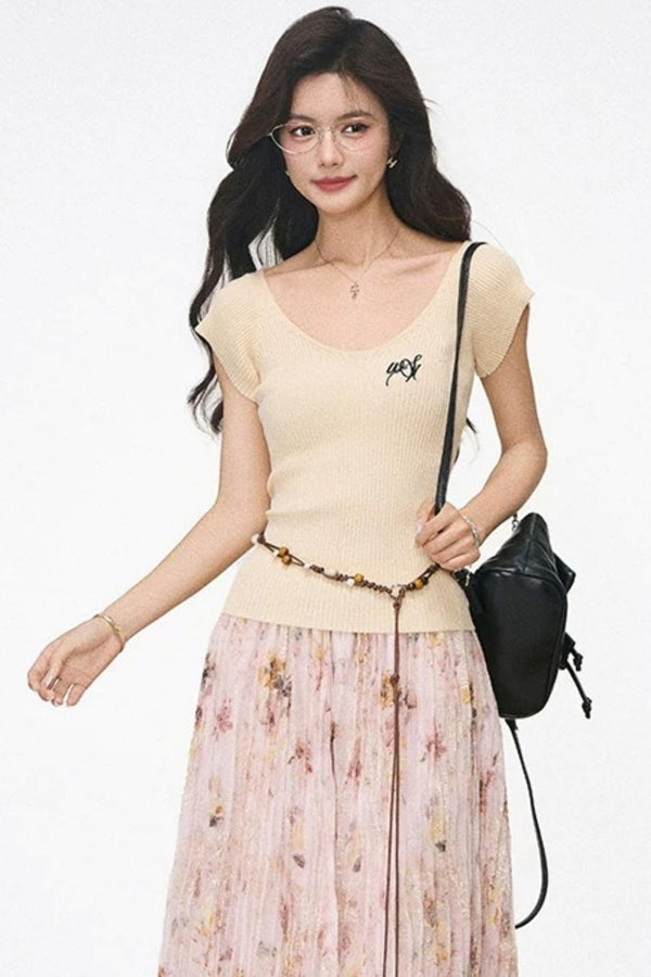 Conjunto de top de punto con mangas onduladas y falda plisada