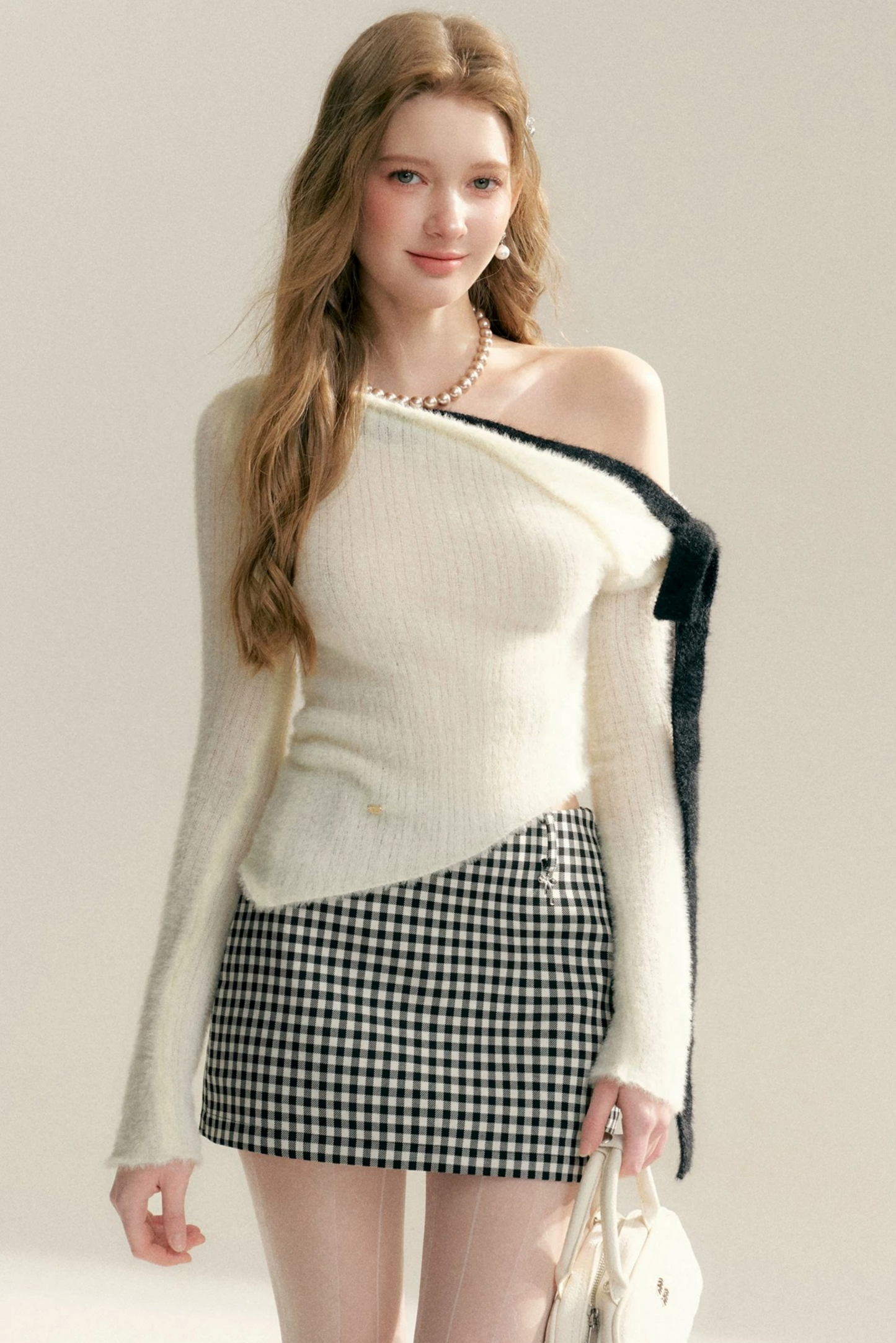 Pull épaules dénudées avec nœud asymétrique