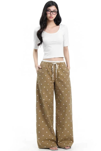 Pantaloni lunghi ampi e modellanti