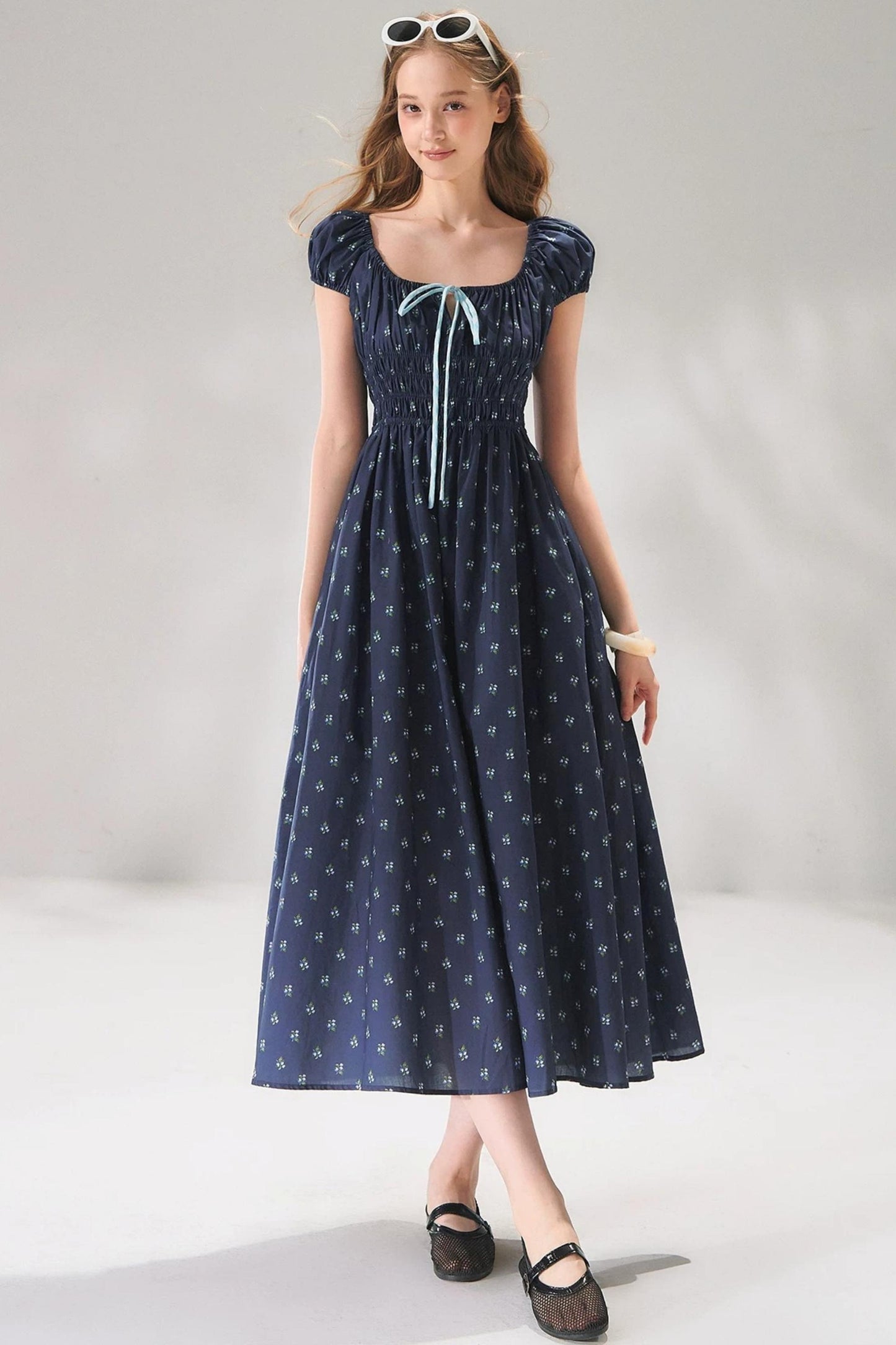 Abito floreale blu navy con lacci