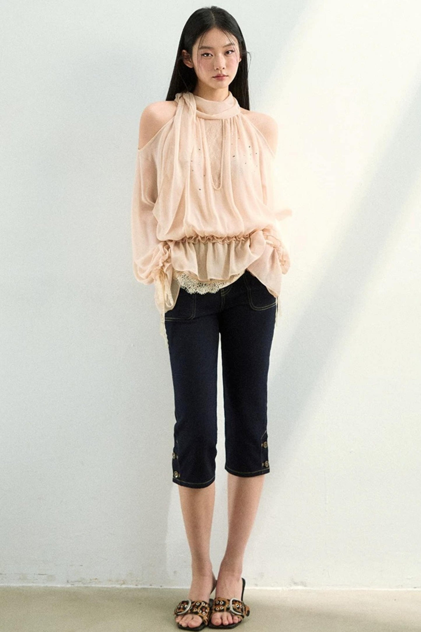 Blusa in tessuto velato e rete con strass