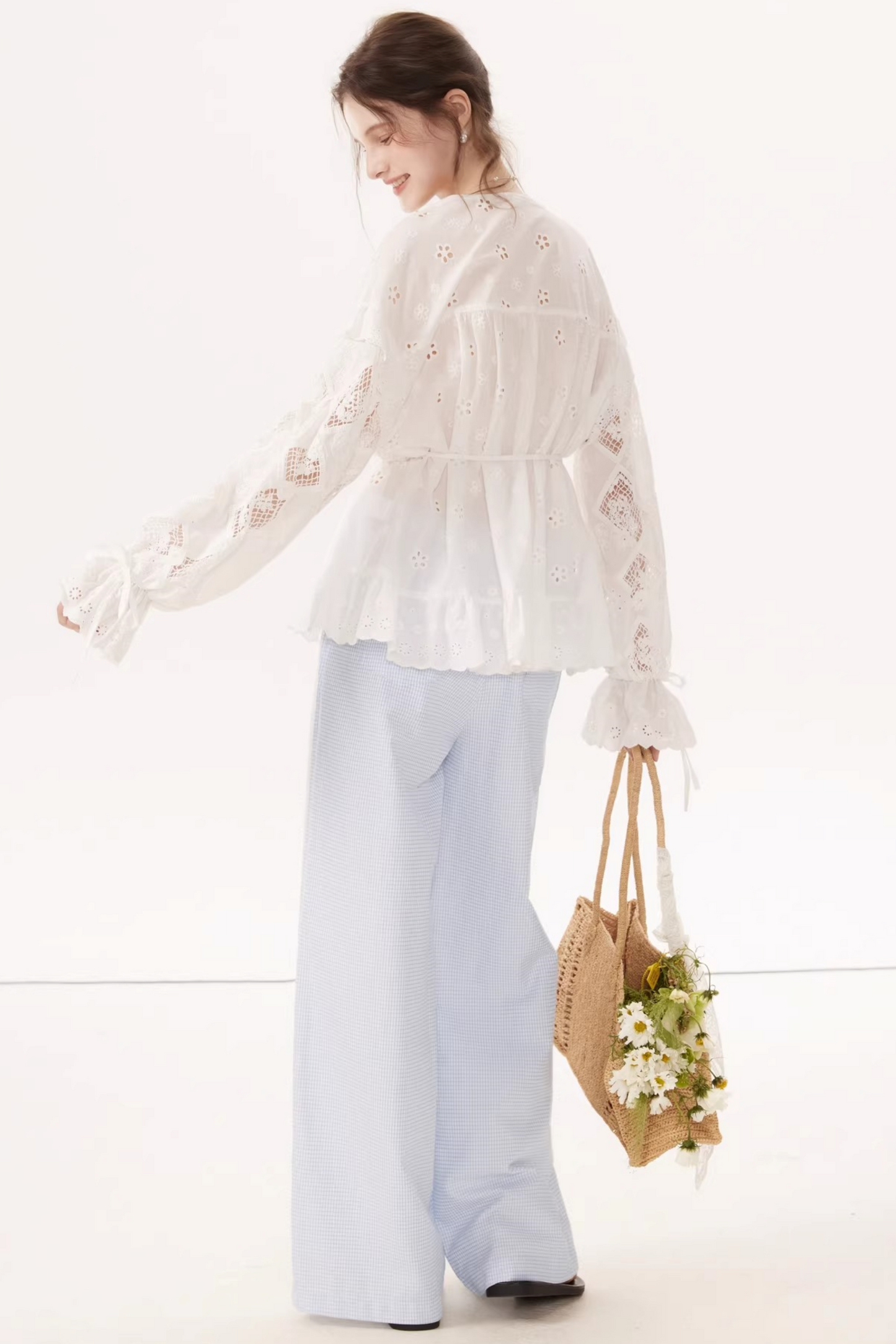 Blusa bordada con mangas farol