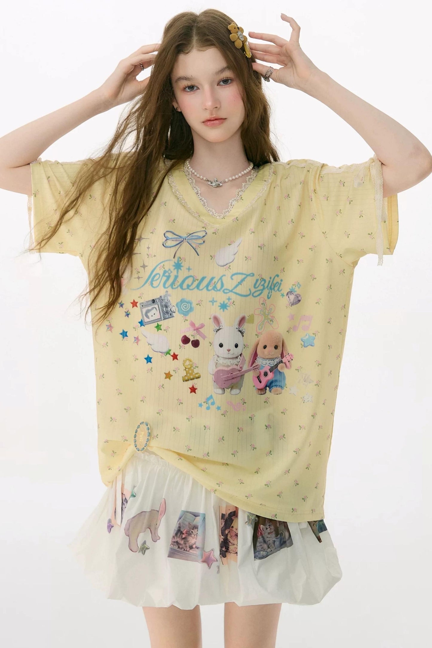 Tee-shirt jaune à col en V en dentelle florale