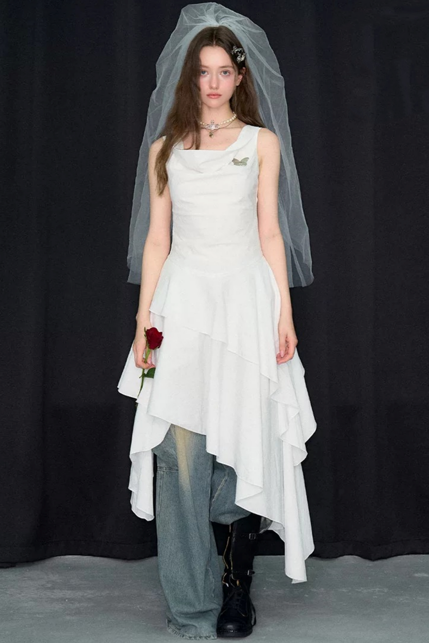 Weißes Kleid mit Wasserfallausschnitt und unregelmäßigem Saum