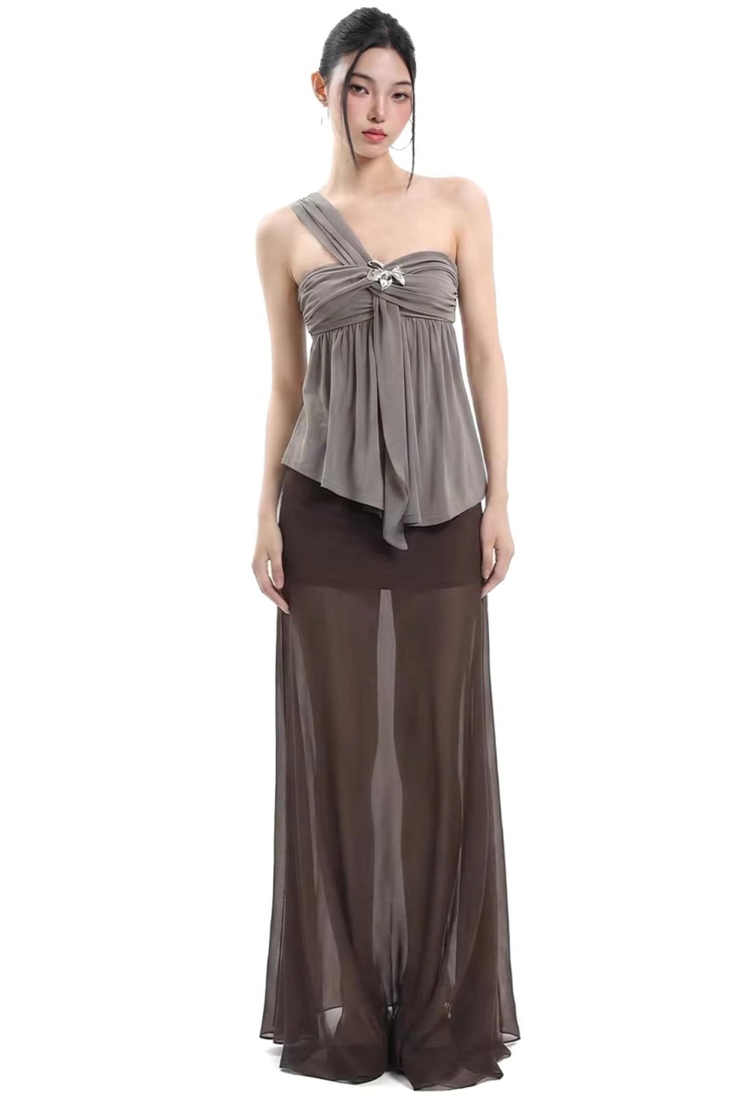 Top grigio speziato con spalle scoperte