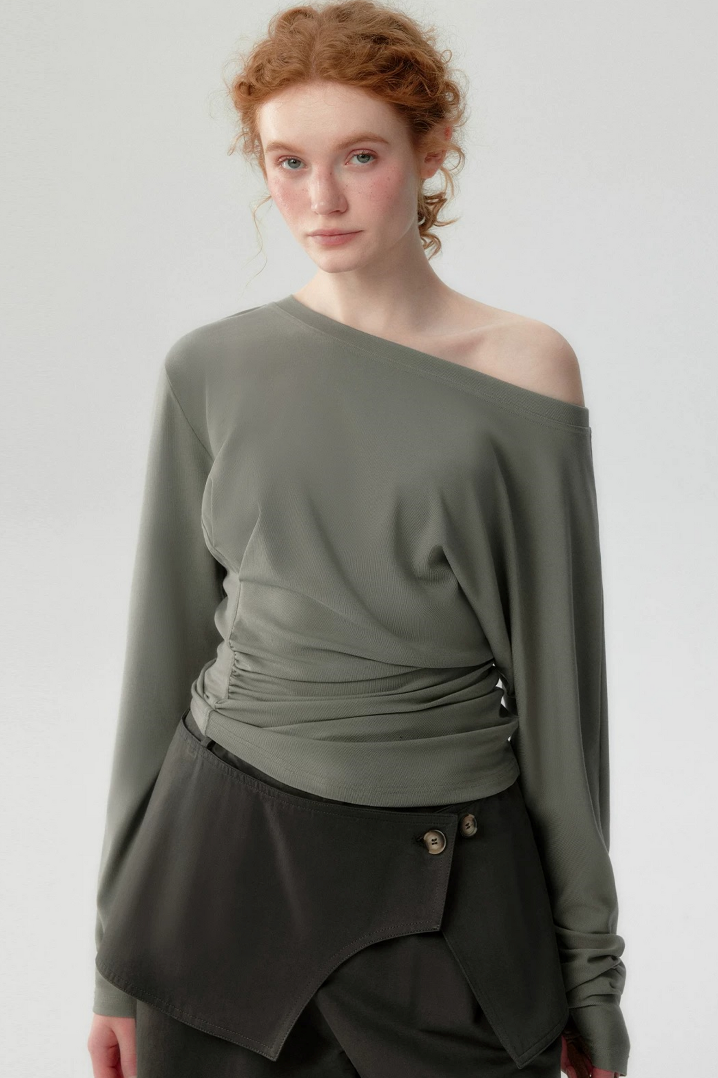 Top in lyocell a maniche lunghe con una spalla scoperta