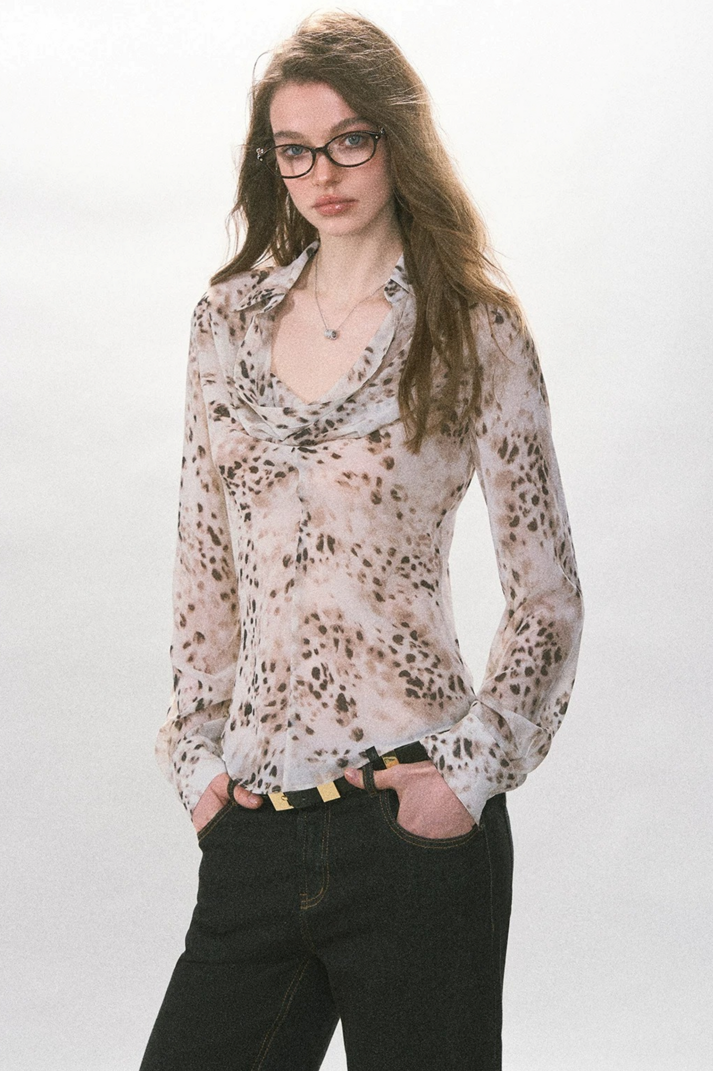 Hellfarbenes gepunktetes Slim-Fit-Chiffon-Oberteil